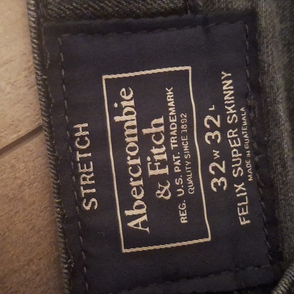 Abercrombie & Fitch - Picture 2 of 7